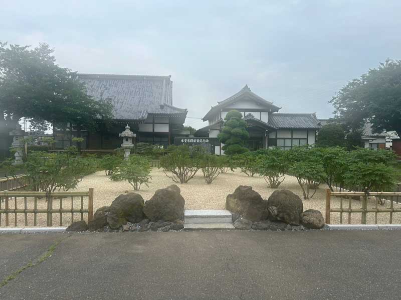 防草シートと錆御影の砂利が敷かれ、金閣寺垣と白御影の敷石がアクセントになった美しい庭園